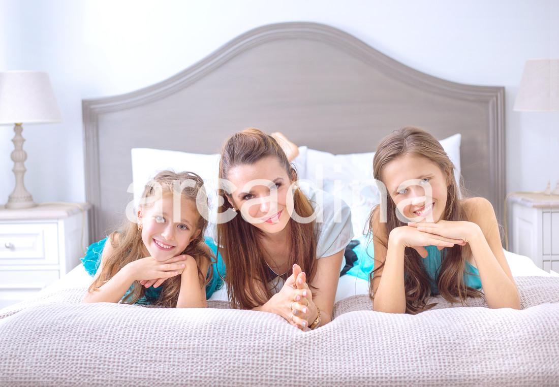 stockfresh_6559381_portrait-of-the-modern-happy-family_sizeXL_9c7b1b